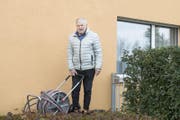 Hans-Peter Neuweiler hat an dieser Stelle den Sitzplatz des Nachbarn kurz betreten, um den Gartenschlauch zu holen. (Bild: Thi My Lien Nguyen)