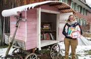 Delila Müller vor ihrem Bücherwägeli «s‘Rösli». (Bild: Maya Heizmann)