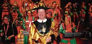 Der neue Hofnarr Walter Dönni gönnt sich ein «Bad» unter der Guggenmusik Rossbollen Rossrüti. (Bilder: Roland P. Poschung)