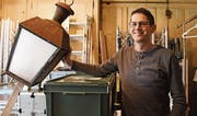 Regisseur Achi Brunnschweiler mit Requisiten für das Musical. (Bild: Yvonne Aldrovandi-Schläpfer)