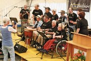 The Wheelchairs zeigen auf der Festbühne, was sie drauf haben. (Bild: Barbara Hettich)