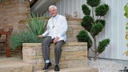 Bertram Wick sitzt im Garten seiner Schwester in Widnau. Neben ihm wächst eine Aloe Vera. (Bild: Nina Rudnicki)