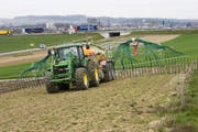 Zurzeit werden im Kanton Thurgau rund 27'430 Hektare mithilfe eines Schleppschlauchs bewirtschaftet. (Bild: GAETAN BALLY (KEYSTONE))