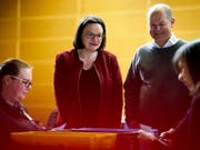 Das neue Führungsduo der SPD, Andrea Nahles und Olaf Scholz, bei der Stimmauszählung nach dem Mitgliedervotum über die Groko. (Bild: KEYSTONE/EPA DDP IMAGES POOL/HENNING SCHACHT / POOL)