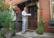 Roland Alber wartet vor der Haustür einer Kundin. (Bild: Andrea Stalder (Andrea Stalder))
