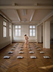 Bodeninstallation mit 28 der 37 Bücher, die Tine Melzer für die Ausstellung herstellte. (Bild: Benjamin Manser)