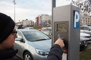 Dies soll es künftig nicht mehr geben: Ein Badegast muss das Hallenbad zwischenzeitlich verlassen, um nachzuzahlen. (Bild: Simon Dudle)