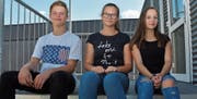 Justus, Julia und Livia haben vergangene Woche an der Kanti Sargans gestartet. (Bild: Ursula Wegstein)
