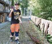 Elias Eigenmann gefallen die auffällig leuchtenden, orangen Arbeitshosen. (Bild: Yvonne Aldrovandi-Schläpfer)