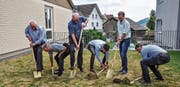 Vereinspräsident August Gertsch, Architekt Marcel Künzler, Vereinsmitglied Thomas Trachsel, Hochbauzeichner Kevin Kobelt und die beiden Heimleiter Stefan Koene und Eduard Wassmer. (Bild: Sandra Grünenfelder)