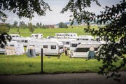 Rund zwanzig Wohnwagen bilden das Lager der Fahrenden in Gossau. (Bild: Urs Bucher)