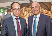 Marc Mächler und Adrian Hasler (rechts) pflegten beim Besuch an der Wiga den grenzüberschreitenden Austausch. Bild: Albert Mennel