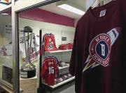 Direkt in der Halle betreiben die Ticino Rockets einen eigenen Laden mit wenigen, aber zeitgemässen Fanartikeln.