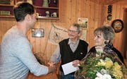 Daniel Lenherr dankt Helen und Hans Kaiser für ihr 20-jähriges Wirken als Musikheim-Wirtepaar. (Bild: PD)