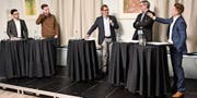 Die No-Billag-Befürworter Sascha Schmid und Lukas Weinhappl diskutieren unter der Leitung von Roger Fuchs mit den Gegnern André Moesch und Yves Noël Balmer. (Bild: CAL)