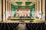 Sind die Kultursendungen der SRG ein gutgemachtes Nischenangebot oder ein überflüssiges Zelebrieren des Bildungsbürgertums? «Kulturplatz» mit Eva Wannenmacher, Radio SRF 2, Aufnahmestudio 1 in Zürich und der «Literaturclub» auf SRF 1 (Bilder im Uhrzeigersinn). (Bilder: Ennio Leanza/KEY, Oscar Alessio/SRF, Christian Beutler/KEY)
