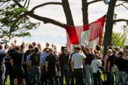 Schweizer Rechtsextreme zelebrieren den Rütlischwur. (Bild: SIGI TISCHLER (KEYSTONE))