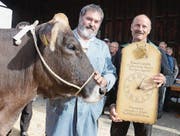 Ernst Lenherr durfte den Wanderpreis fürs beste Mutter-Tochter-Paar entgegennehmen.