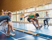 Bei der Rekrutierung wird die körperliche Fitness der jungen Leute getestet. (Bild: Gaetan Bally/KEY)