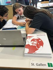 Geografie-Lektion mit dem neuen «Schweizer Weltatlas» im Schulhaus Leutschenbach in Zürich. (Bild: Kn.)