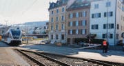 Ein Sattelschlepper hat gestern vormittag die Barriere beim SBB-Übergang Bellevue in Rorschach beschädigt. (Bild: res)