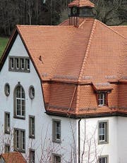 Das neugedeckte Dach des Schulhauses Wilen. (Bild: pe)