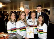 Die WM-Vierer mit den Gemeindepräsidenten Hans Mäder (hinten Mitte) und Kurt Baumann. (Bild: Urs Nobel)