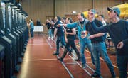 Die Scheibe bleibt fest im Blick: Die Konzentration ist in der Rüegerholzhalle förmlich zu spüren. (Bild: Andrea Stalder)