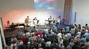 Die Special Band begleitete die Lieder, die beim Festgottesdienst der FEG Buchs gesungen wurden. (Bilder: Heini Schwendener)