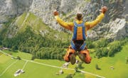Der Sprung als attraktive Metapher: Basejumper Andreas Dachtler in einer Szene aus dem Dokumentarfilm «Freifall – eine Liebesgeschichte». (Bild: pd/Ican Films)