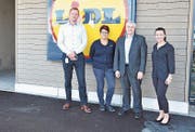 Lidl-Expansionsleiter Tobias Eggli, Filialleiterin Kathrin Krüger, Gemeindepräsident Guido Grütter und Regionalleiterin Eliane Winteler posieren vor der neuen Münchwiler Filiale. (Bild: Miranda Diggelmann)