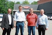 Marco Kluser (links) kann am Jubiläumstag auch die früheren Standortleiter Cord Manegold, Roger Kalberer und Harry Hohl (von links) begrüssen. (Bild: Hansruedi Rohrer)