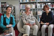 Die Projektverantwortlichen Ruth Schlauri (rechts) und Daniela Lütolf (Mitte). Links: Irène Häne, Leiterin der Stadtbibliothek Wil. (Bild: unknown)