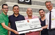 Mit Check: Stefan Reuteler (OSV-Finanzchef), Veli Atsiz (OSV-Präsident), René Kugler, Dominic Marugg (OSV-Trainingsgruppenverantwortlicher) und Markus Weber (Leiter Muskelzentrum/ALS). (Bild: Kurt Lichtensteiger)