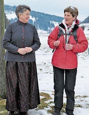 Erika Koller erklärt die Tracht von Martha Signer. (Bild: PD)