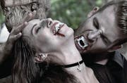 Die Thurgauer Kandidatin Monika und Bachelor Janosch Nietlispach stellen beim Fotoshooting eine Szene aus «Twilight» nach. (Bild: PD)