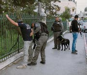 Israelische Sicherheitskräfte kontrollieren in Ost-Jerusalem einen Verdächtigen. (Bild: ap/Atef Safadi)