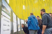 Die Besucher zeigten grosses Interesse an den modifizierten Plänen. (Bild: Andrea Stalder)