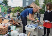 Jungwacht Blauring backt mit Kindern Schlangenbrot.
