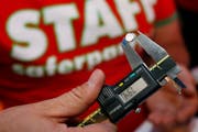 X wie XTC: Weit verbreitete Droge mit dem Wirkstoff MDMA. Die Drogenberatungsstelle hat kurz vor der Street Parade darauf aufmerksam gemacht, dass zur Zeit hochkonzentrierte Pillen mit diesem Wirkstoff im Umlauf sind. Mögliche Folgen des Konsums: Kopfschmerzen, Übelkeit, Krampfanfälle, Halluzinationen. Das von der Stadt finanzierte Angebot unterhält an der Parade wie jedes Jahr eine mobile Kontrollstelle, um Drogen auf ihren Wirkstoffgehalt zu testen. (Bild: Keystone)