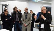 Architekt Peter Trachsler erläutert den SIA-Mitgliedern nach dem Gespräch im Rathaus den TKB-Neubau. (Bild: Werner Lenzin)