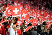 Über 14'000 Fans der Schweizer Fussball-Nationalmannschaft werden heute im Kybunpark erwartet. (Bild: LAURENT GILLIERON (KEYSTONE))