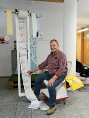 Endlich mehr Zeit, auch «für Sitzungen»: Walter Müller setzte sich bei der Verabschiedung auf ein besonderes, fahrbares WC mit «Power-clean»-Einrichtung. (Bild: Hansruedi Rohrer)