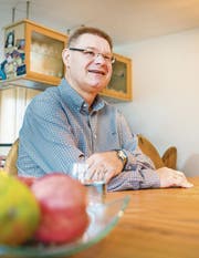 René Zweifel sitzt daheim am Küchentisch. Er freut sich, bald wieder arbeiten zu dürfen (Bild: Andrea Stalder)