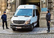 Puigdemont wird im Polizeiauto zum Justizpalast gebracht. (Bild: G. V. Wijngaert/KEY (Brüssel, 17. November 2017))