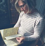 Pia Linke, aktuelle Präsidentin der SP Sevelen, mit dem ersten Protokollbuch der 100-jährigen Sektion. (Bild: PD)