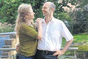 In Sevelen sesshaft geworden: Ursula Wunder und Martin Novotny erzählen in ihrem lauschigen Garten gerne von einzigartigen Reiseerlebnissen. (Bild: Heidy Beyeler)