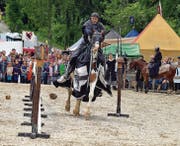 Ritter führten Geschicklichkeitsspiele an den Turnieren als Training für Kampfhandlungen auf. (Bild: Carola Nadler)