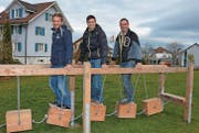 Benjamin Fust, Vertreter Jawin, Lukas Fust, Gemeinderat, und Max Keller, Leiter Werkhof, versuchen sich bei den hängenden Balancierklötzen. (Bild: Beat Lanzendorfer)