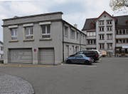 Das ehemalige Polizeigebäude an der Poststrasse gehört der Gemeinde Herisau. Die benachbarten Liegenschaften der AG für städtisches Wohnen. (Bild: cal)